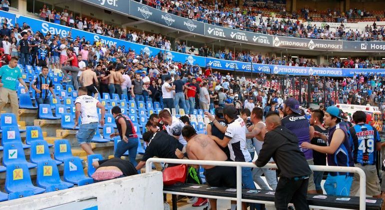 A Liga MX anunciou a suspensão de todas as partidas deste domingo, após a confusão do dia anterior