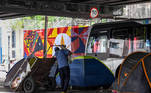 São Paulo, SP - 19.04.2023 - Morador de rua _  Morador em situação de rua montam suas barracas sob o Minhocão (Elevado Presidente João Goulart) Foto Edu Garcia/R7