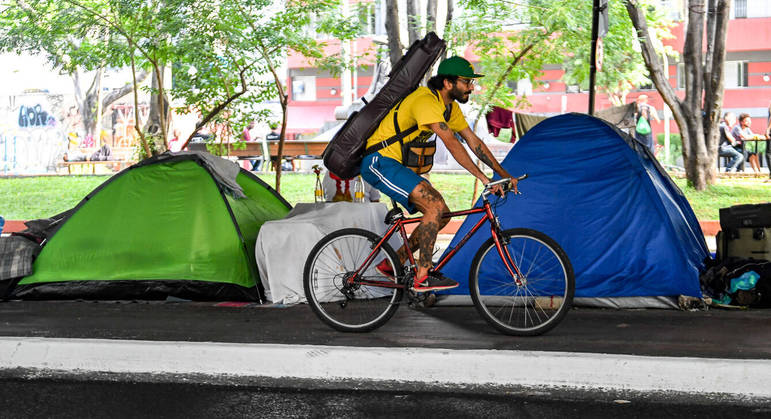Ciclistas dividem espaço com as barracas