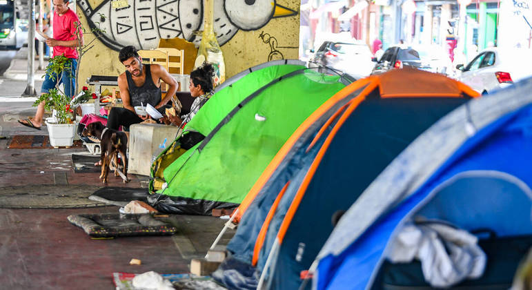 Ciclovia é parcialmente ocupada por pessoas em situação de rua
