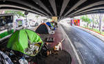 São Paulo, SP - 19.04.2023 - Morador de rua _  Morador em situação de rua montam suas barracas sob o Minhocão (Elevado Presidente João Goulart) Foto Edu Garcia/R7