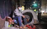 Durante a noite mais fria do ano, quando a cidade de São Paulo registrou mínima de 2,6°C, Alexander Rodrigues de Oliveira, de 21 anos, recorreu à cachaça para se esquentar em uma das esquinas da região nobre de Pinheiros, na zona oeste da capital paulista