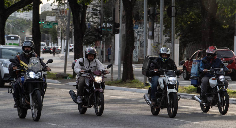 Motociclistas trafegam em São Paulo
