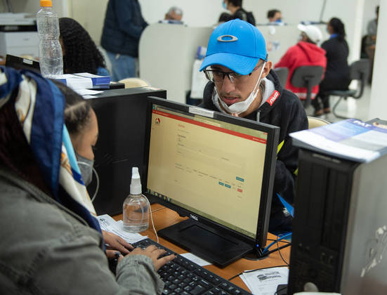 São Paulo, SP - 17.05.2022 - Mutirão Nacional de Emprego - Senai - UGT -  Trabalhador procuram emprego no sindicato da UGT, rua Formosa, centro da cidade. Foto Edu Garcia/R7