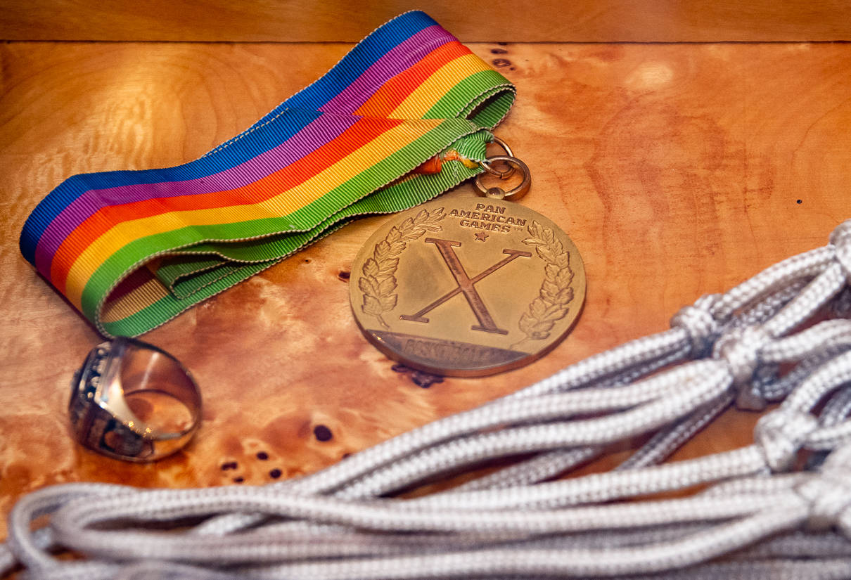 A medalha do Pan e a rede da cesta do jogo, que Oscar trouxe de lembrança