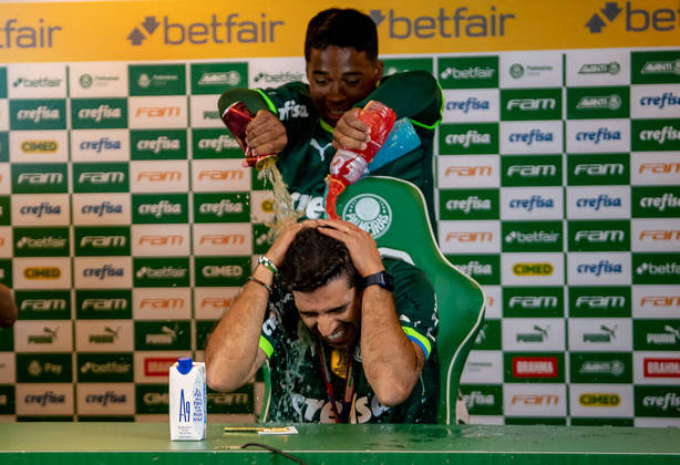 São Paulo, SP - 09.04.2023 _ Final do Campeonato Paulista 2023 _ Partida entre Palmeiras 4 x 0 Água Santa. Coletiva do  técnico Abel Ferreira e os jogadores jovens dão o  tradicional banho de água e gelo no técnico  após ganhar um campeonato. Foto Edu Garcia/R7