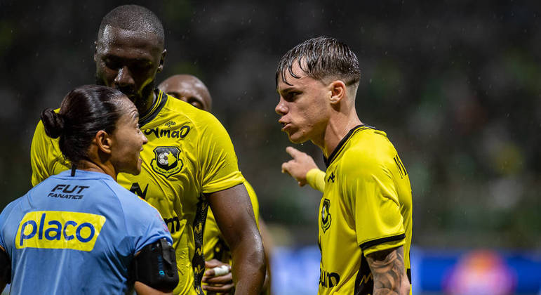 Edina Alves foi cercada pelos jogadores do São Bernardo após não marcar pênalti de Marcos Rocha

