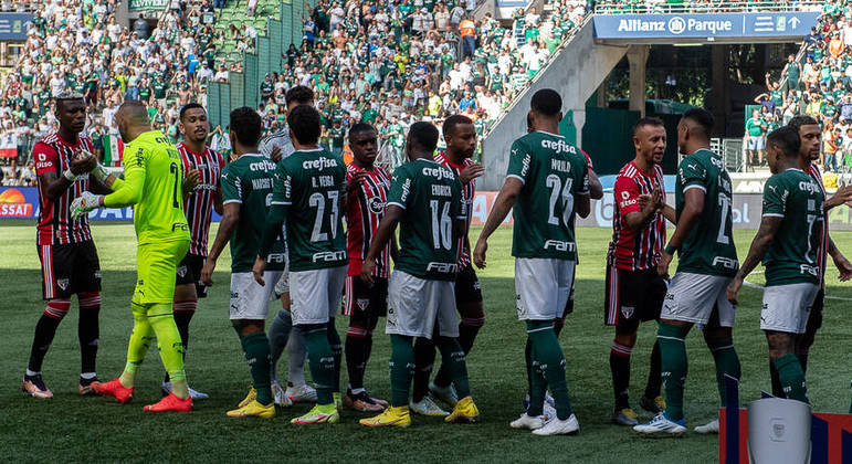 Jogadores de Palmeiras e São Paulo cumprimentam-se depois do Hino Nacional