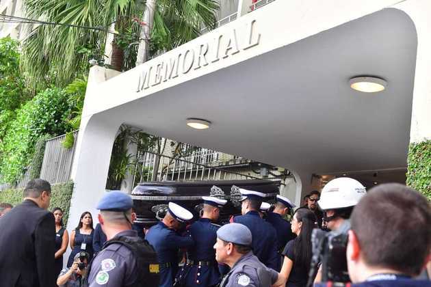 O caixão do Rei do Futebol chegou ao Memorial Necrópole Ecumênica, onde será enterrado