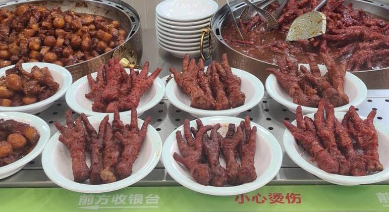 Pés de galinha ensopados são vendidos na praça de alimentação de aeroportos