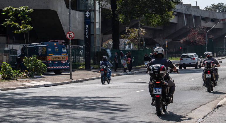 Polícia militar motorizada faz ronda na região central de São Paulo