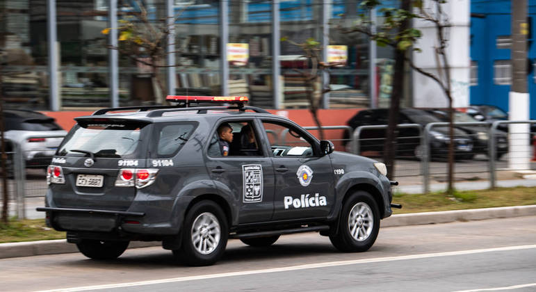 Viatura da Polícia Militar trafega pela avenida Marquês de São Vicente, em São Paulo
