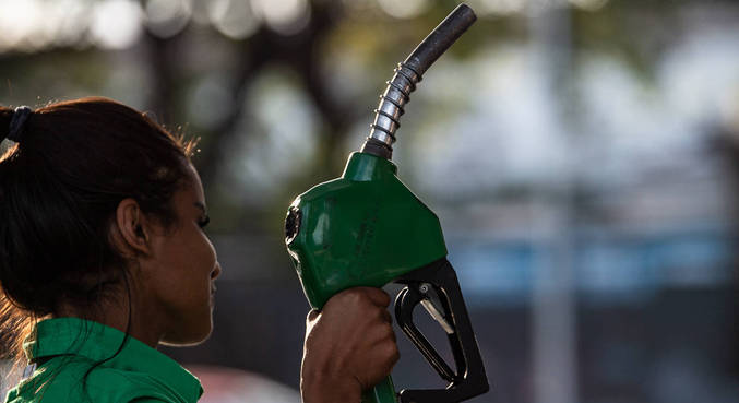Litro da gasolina tem preço médio no país de R$ 5,74, o menor valor em 11 meses
