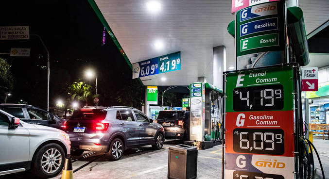 Para segurar preço de combustíveis, Bolsonaro vai ignorar a equipe econômica