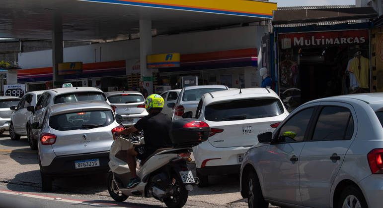 Governadores afirmam que aumento da gasolina e corrida aos postos demonstram que o problema não é o ICMS
