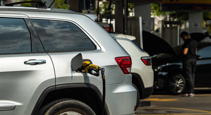 Abastecer com etanol em vez de gasolina vale mais a pena somente em 4 estados