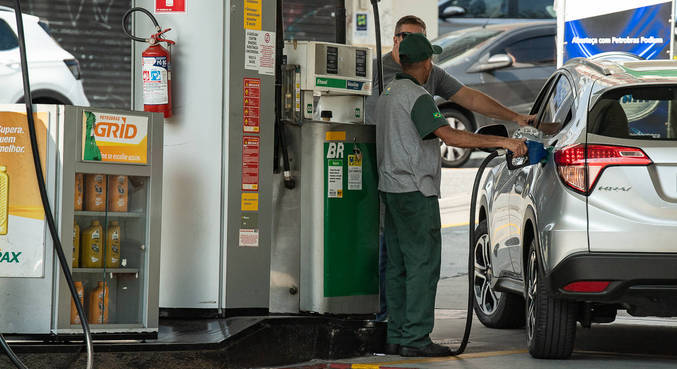 Gasolina vendida às distribuidoras vai cair de R$ 4,06 para R$ 3,86
