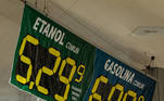São Paulo, SP - 20.04.2022 - Posto de Combustível - Motorista abastecem seus veículos em posto de gasolina na Av. Sumaré, zona oeste da cidade.  Foto Edu Garcia/R7