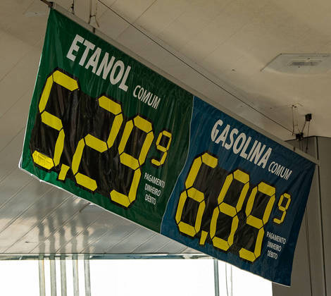 São Paulo, SP - 20.04.2022 - Posto de Combustível - Motorista abastecem seus veículos em posto de gasolina na Av. Sumaré, zona oeste da cidade. Foto Edu Garcia/R7