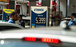 São Paulo, SP - 20.04.2022 - Posto de Combustível - Motorista abastecem seus veículos em posto de gasolina na Av. Sumaré, zona oeste da cidade.  Foto Edu Garcia/R7