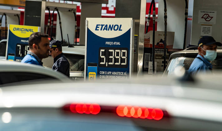 São Paulo, SP - 20.04.2022 - Posto de Combustível - Motorista abastecem seus veículos em posto de gasolina na Av. Sumaré, zona oeste da cidade.  Foto Edu Garcia/R7