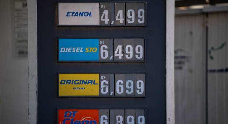 Quadro com preço de combustíveis
