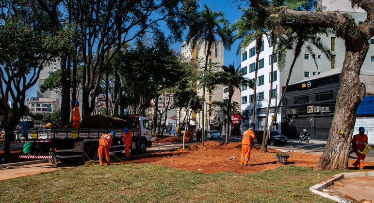 Restauração do gramado da praça Princesa Isabel, após a PM retirar os usuários de drogas