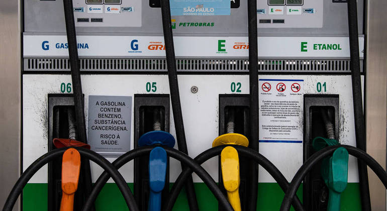 Com descongelamento do ICMS, gasolina pode aumentar em R$ 0,30 nos postos, estimam economistas