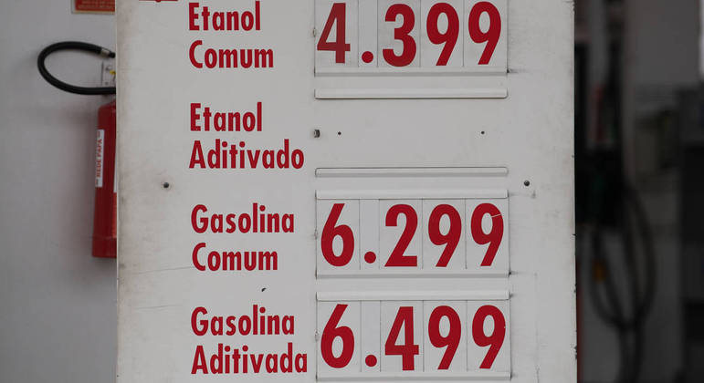 Preços expostos em posto de combustíveis na zona norte de São Paulo