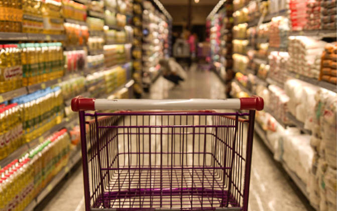 São Paulo, SP - 19.07.2022 _ Preço _ Supermercado Violeta _  Consumidores compram alimentos e outros produtos no supermercado Violeta, rua Tito, Vila Romana, zona oeste da cidade. Foto Edu Garcia/R7