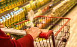 São Paulo, SP - 19.07.2022 _ Preço _ Supermercado Violeta _  Consumidores compram alimentos e outros produtos no supermercado Violeta, rua Tito, Vila Romana, zona oeste da cidade. Foto Edu Garcia/R7