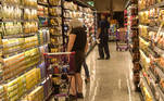 São Paulo, SP - 19.07.2022 _ Preço _ Supermercado Violeta _  Consumidores compram alimentos e outros produtos no supermercado Violeta, rua Tito, Vila Romana, zona oeste da cidade. Foto Edu Garcia/R7