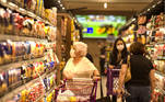 São Paulo, SP - 19.07.2022 _ Preço _ Supermercado Violeta _  Consumidores compram alimentos e outros produtos no supermercado Violeta, rua Tito, Vila Romana, zona oeste da cidade. Foto Edu Garcia/R7