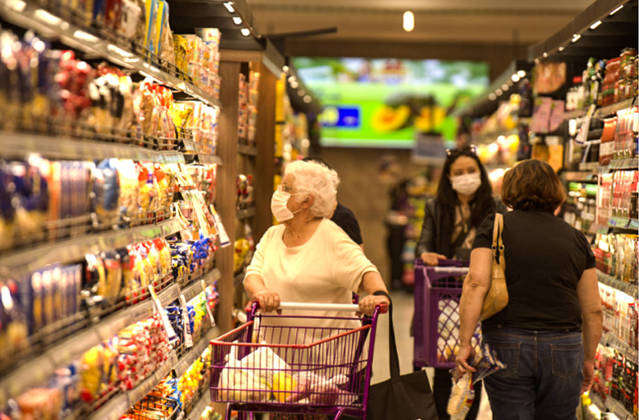 São Paulo, SP - 19.07.2022 _ Preço _ Supermercado Violeta _  Consumidores compram alimentos e outros produtos no supermercado Violeta, rua Tito, Vila Romana, zona oeste da cidade. Foto Edu Garcia/R7