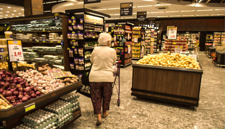 São Paulo, SP - 19.07.2022 _ Preço _ Supermercado Violeta _  Consumidores compram alimentos e outros produtos no supermercado Violeta, rua Tito, Vila Romana, zona oeste da cidade. Foto Edu Garcia/R7