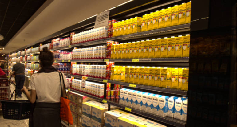 São Paulo, SP - 19.07.2022 _ Preço _ Supermercado Violeta _  Consumidores compram alimentos e outros produtos no supermercado Violeta, rua Tito, Vila Romana, zona oeste da cidade. Foto Edu Garcia/R7