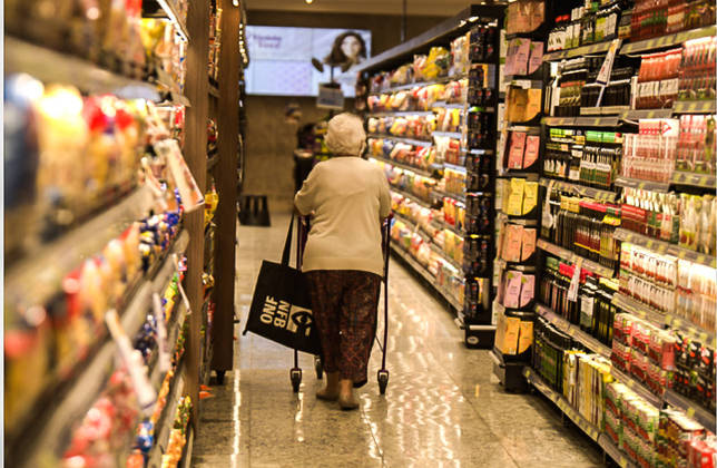 São Paulo, SP - 19.07.2022 _ Preço _ Supermercado Violeta _  Consumidores compram alimentos e outros produtos no supermercado Violeta, rua Tito, Vila Romana, zona oeste da cidade. Foto Edu Garcia/R7