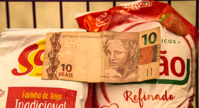 Com a desvalorização, nota de R$ 10 dá para comprar um pacote de farinha e um de açúcar