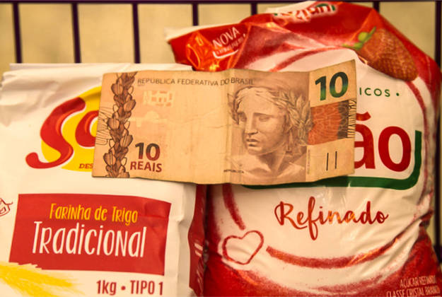 São Paulo, SP - 19.07.2022 _ Preço _ Supermercado Violeta _  Consumidores compram alimentos e outros produtos no supermercado Violeta, rua Tito, Vila Romana, zona oeste da cidade. Foto Edu Garcia/R7