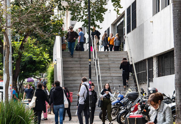 São Paulo, SP - 06.09.2022 _ PUC, campus Perdizes _  Estudantes da PUC descem as escadarias na universidade que dá acesso a rua Ministro Godoi, Perdizes. Foto Edu Garcia/R7