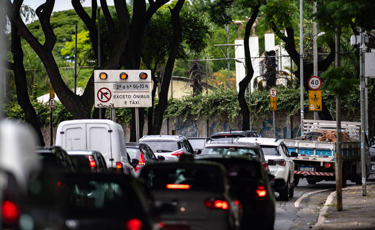 Falta de cinto rende uma multa a cada 2 minutos em rodovias federais -  28/06/2015 - UOL Notícias