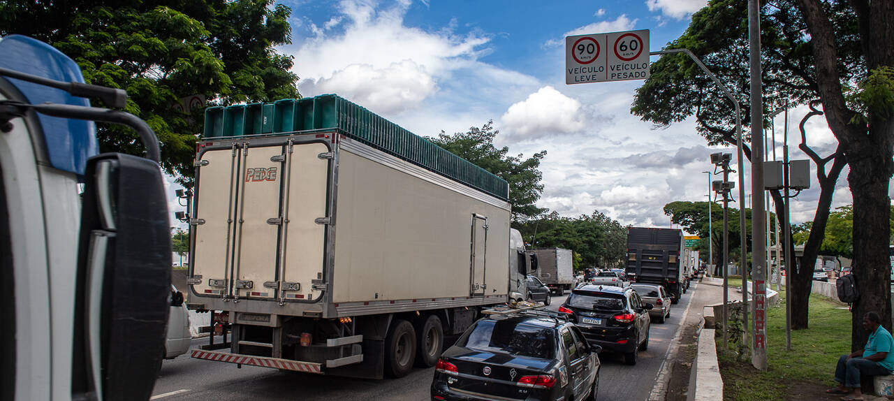 Falta de cinto rende uma multa a cada 2 minutos em rodovias federais -  28/06/2015 - UOL Notícias