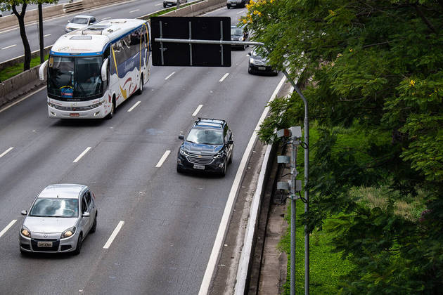 São Paulo, SP - 13.01.2023 - Radares que mais multam na cidade - Radares que são campeões de autuação de infração no trânsito da cidade. Radar da marginal Tietê, antes  da ponte Vila Guilherme,  sentido Castelo Branco para Ayrton Senna.   Foto Edu Garcia/R7