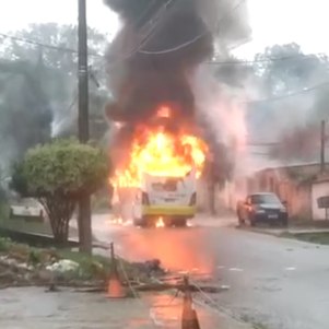 Ônibus queimado durante protestos