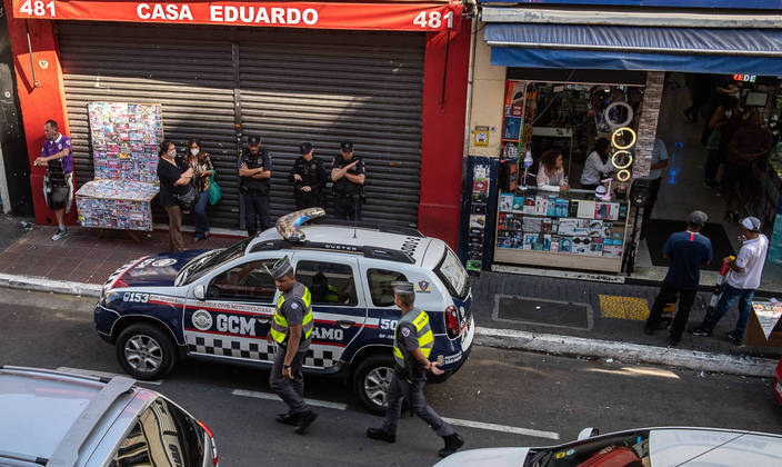 São Paulo, SP - 09.07.2022 - Rua Santa Efigência - Rua Santa Efigência, conhecida rua de comércio de eletrônicos, com policiamento ostensivo para evitar conflito entre lojistas e usuários de droga da cracolândia. Foto Edu Garcia/R7 