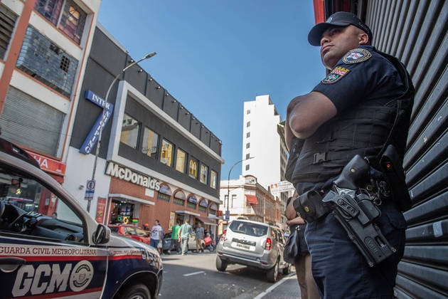 São Paulo, SP - 09.07.2022 - Rua Santa Efigência - Rua Santa Efigência, conhecida rua de comércio de eletrônicos, com policiamento ostensivo para evitar conflito entre lojistas e usuários de droga da cracolândia. Foto Edu Garcia/R7 