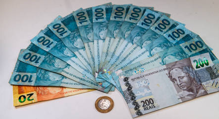 Piso pode passar de R$ 1.320 para R$ 1.421
