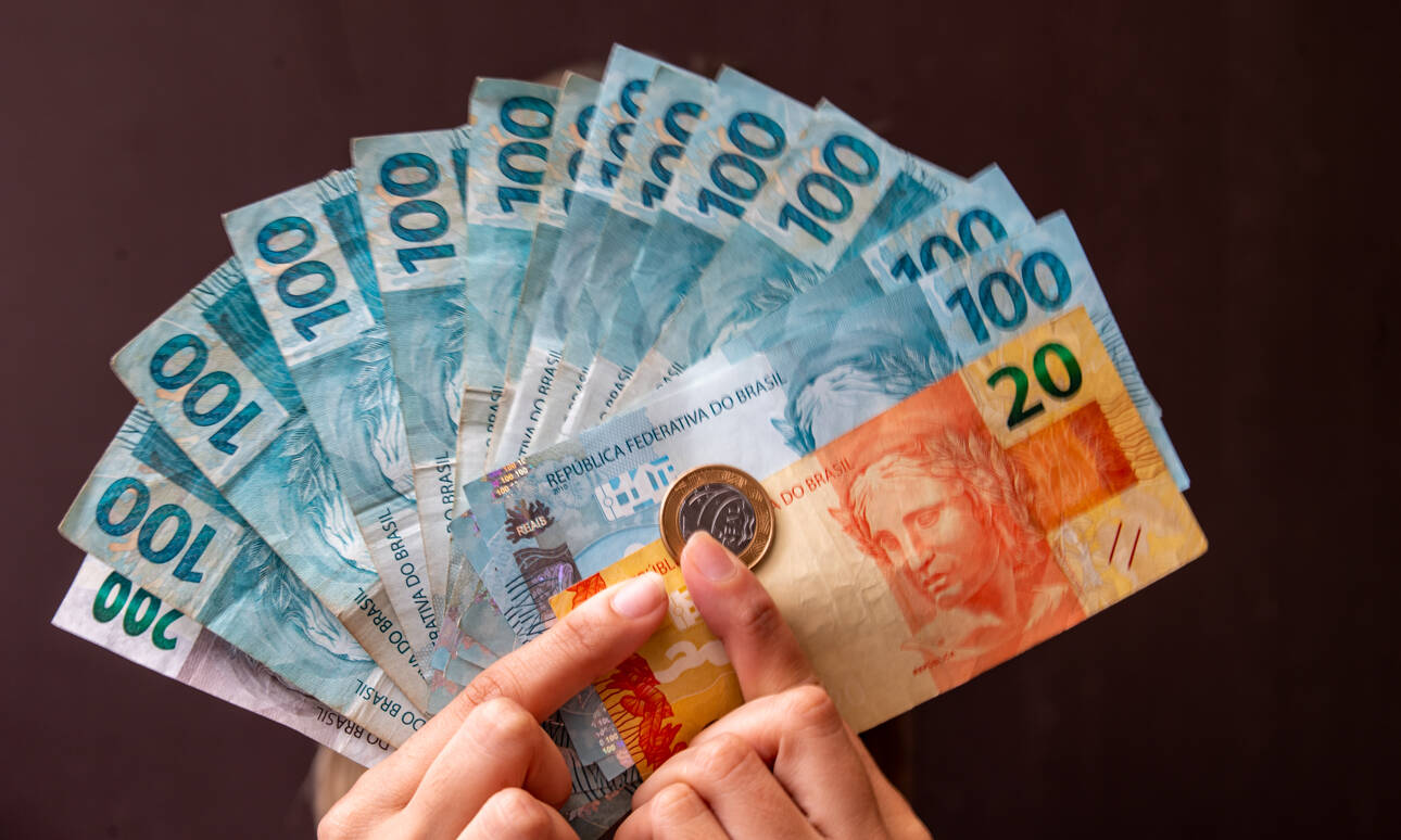 Veja o que muda com o novo salário mínimo de R$ 1.412 a partir de 1º de  janeiro - Notícias - R7 Economia