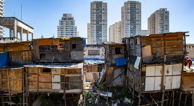 Comunidade em córrego a céu aberto na região oeste da cidade de São Paulo