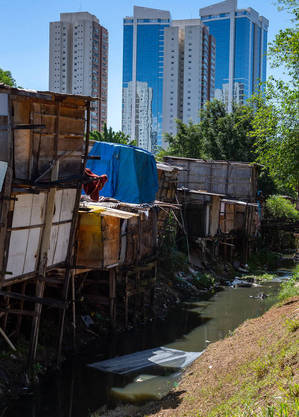 Esgoto não tratado polui rios
